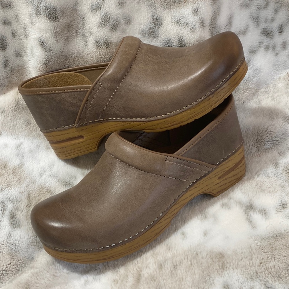 NWOB Dansko Leather Stone (discontinued color) Professional Clogs Size 42 EU